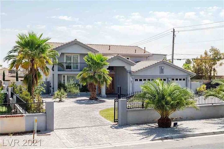Luxury Indoor Pool House! Message for dates! gallery image 3