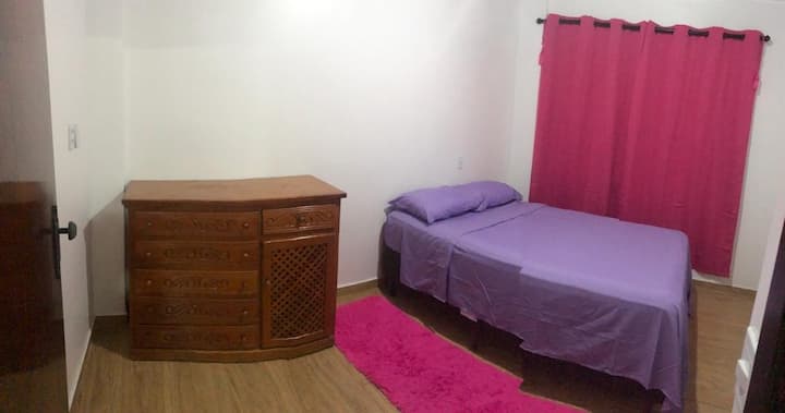 غرفتا نوم مع خزانة ملابس وسرير مزدوج.