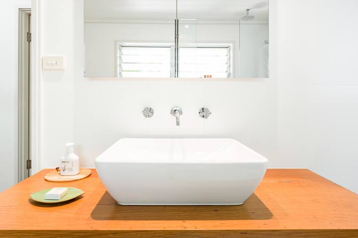 Spectacular Hideaway at Great Mackerel Beach gallery image 3