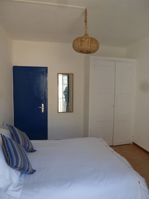 chambre vue de la fenêtre placard