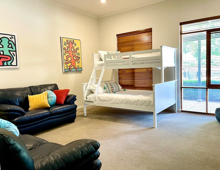 חדר שינה 5/חדר רומפוס עם טלוויזיה