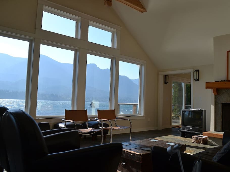 It feels like you are living directly on the water!