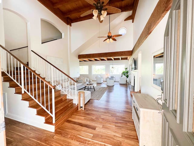 Malibu Hills Spanish style Casa Mountain Views