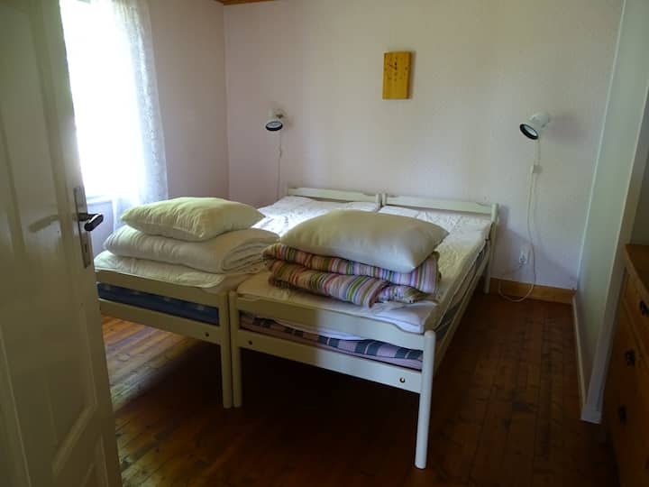 Dormitorio en la planta baja. Camas individuales. Se pueden alquilar sábanas y toallas por un costo de 75 SEK por persona