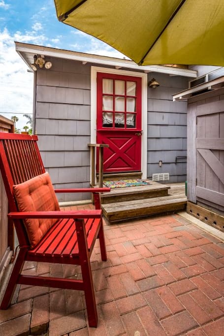 "The cottage was adorable, clean and perfect for our stay. We loved having the proximity to the beach and restaurants. A bonus was having the private parking for our two small vehicles"