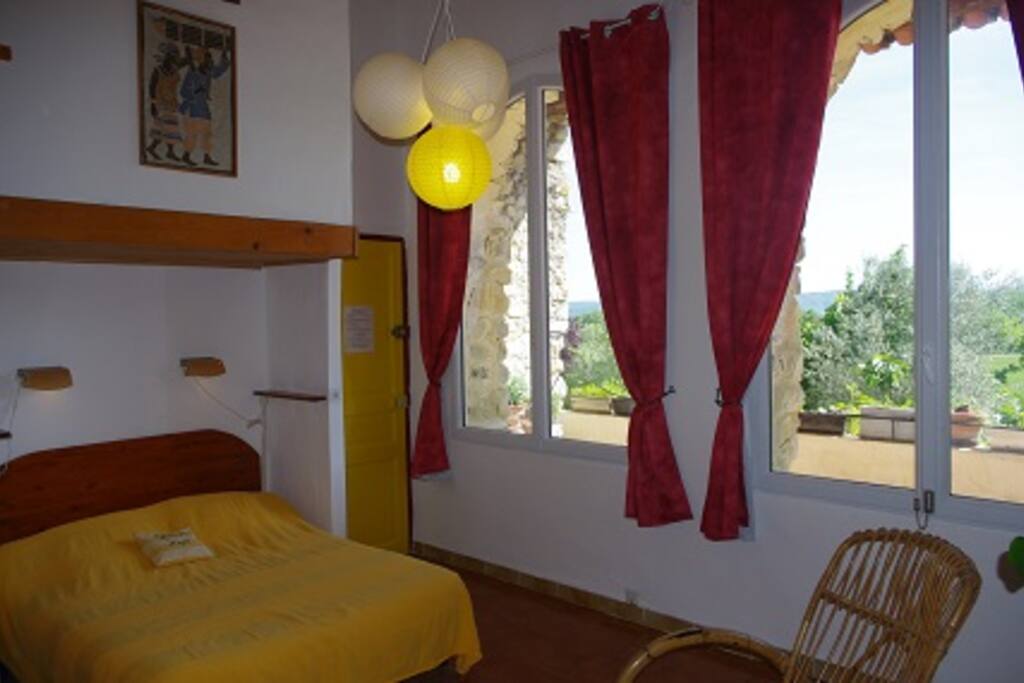 chambre double au premier étage, donnant sur la terrasse couverte