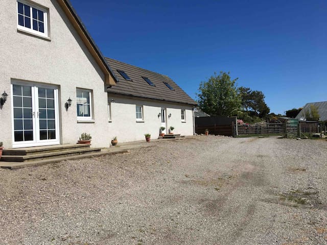 Beautiful secluded cottage along NC500