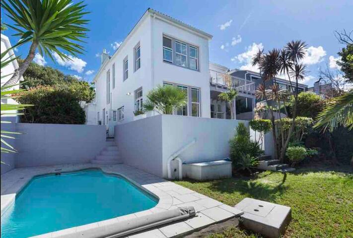 Large 4 bed house, no loadshedding, pool, A+views gallery image 3