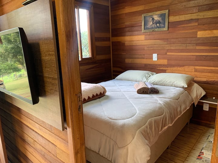 1. spavaća soba s bračnim krevetom, posteljinom, ručnicima, pokrivačima i jastucima 