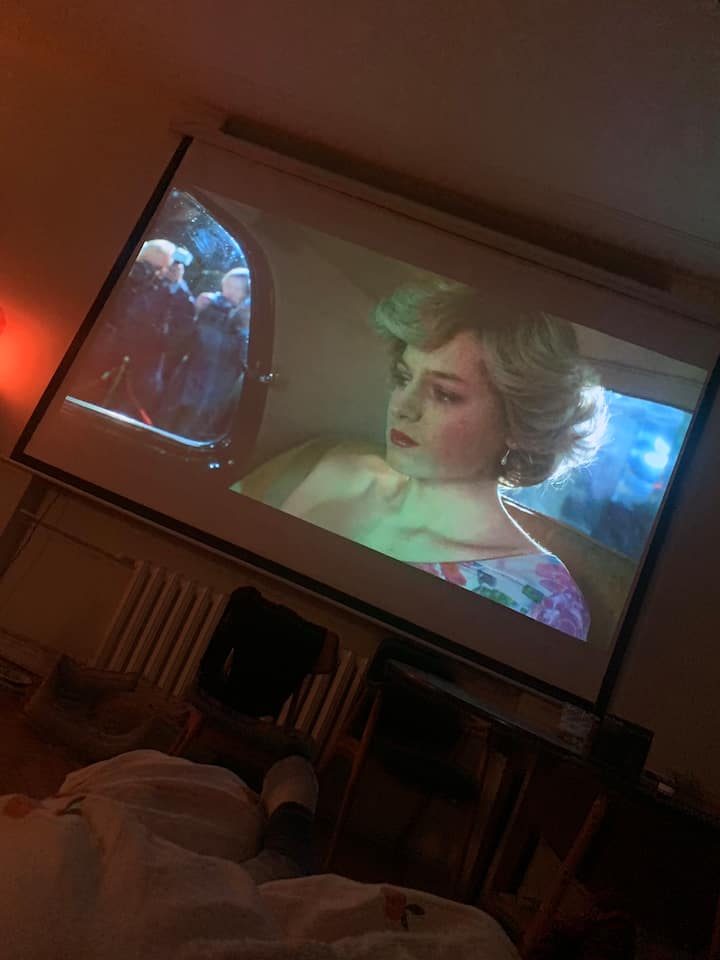 projektor z dostępem do Netflix, Hbo i Apple TV