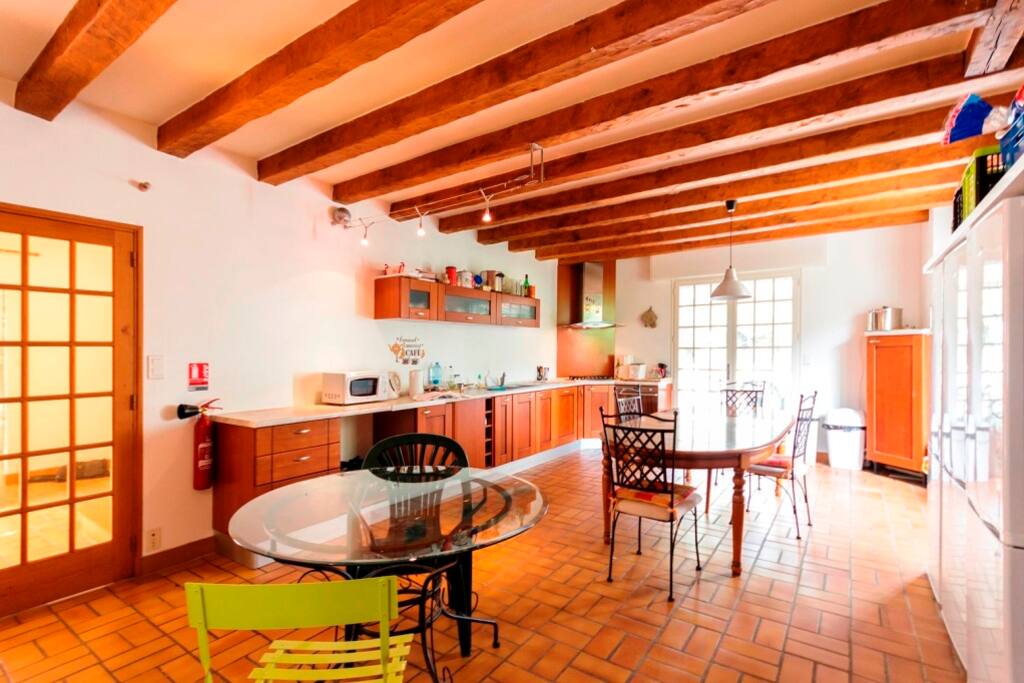 Cuisine partagée avec refrigerateur, congélateur, lave linge, sèche linge, lave vaisselle