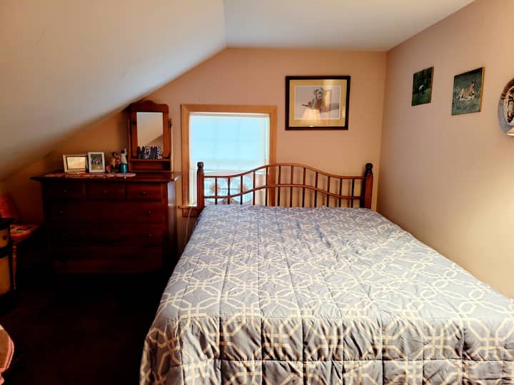 קומה שנייה - חדר שינה 3 - (1 בגודל מלא ומיטת זוגית אחת), תנור חימום חשמלי וטלוויזיה קטנה עם נגן DVD מובנה. 