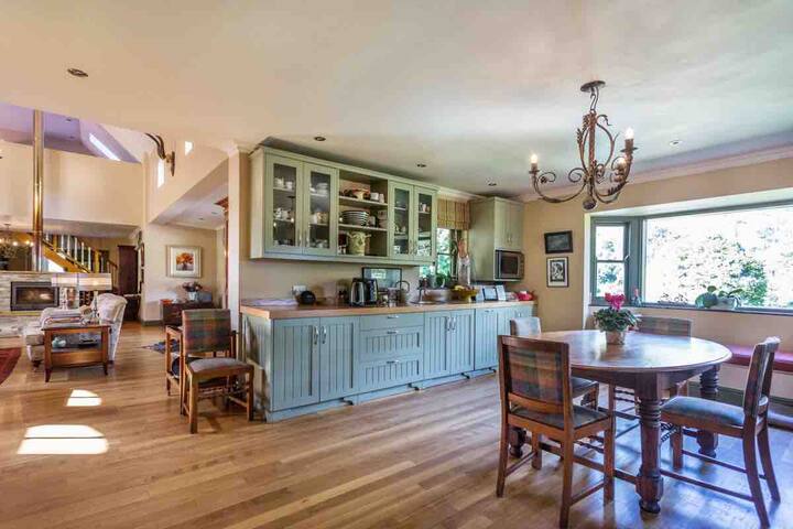 Country style home in Hout Bay with large garden gallery image 2