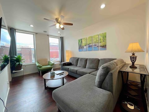 115#201 / Downtown Bliss / Sleeps 7 / free Parking