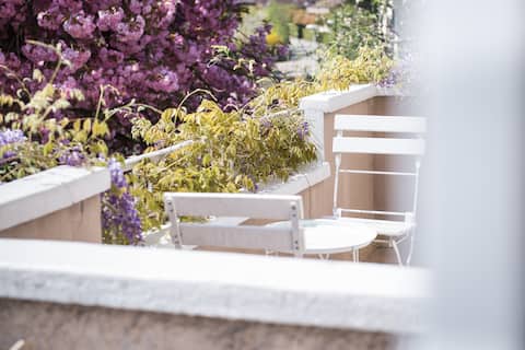 Room with balcony in "au jardin"