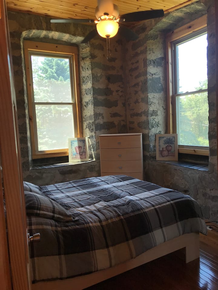 L'une des deux chambres du logement