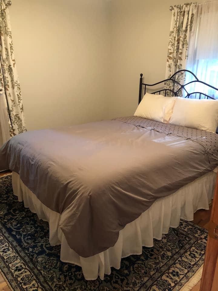 Second bedroom with queen bed 