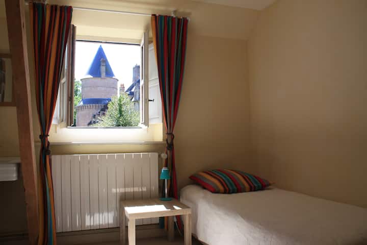 A l'étage:1ére chambre à 2 lits simples ou un lit double (vue sur la tour)