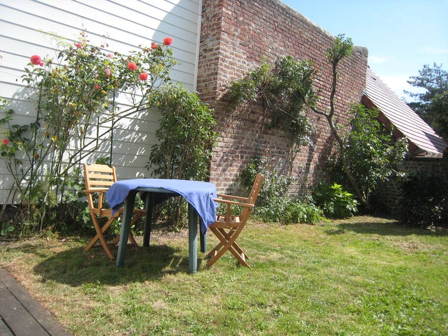 Jardin arrière abrité, exposé sud et est, très calme
