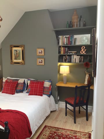 Quiet locality in the heart of town-free parking.