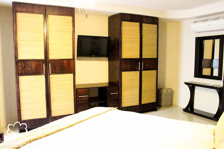 master bedroom, lower apartment, queen size bed