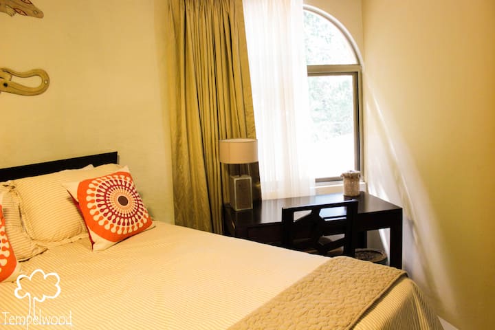 guest bedroom, lower apartment, twin bed
