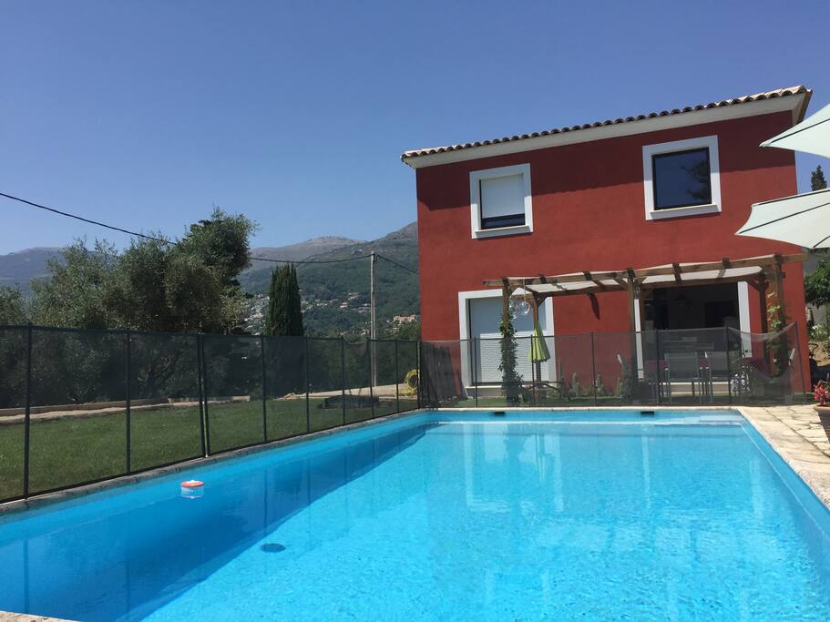 Grande piscine 10m x 5,50 sécurisée / clôturée