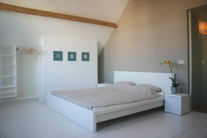 Lichte en ruime slaapkamer