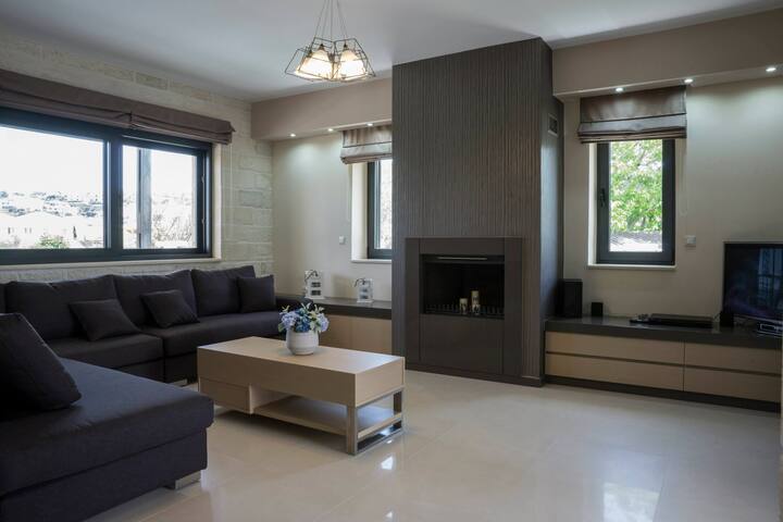 Villa 200m to Beach & Amenities w/Pool, Sauna, BBQ gallery image 3