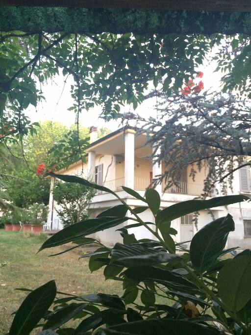 la casa vista dal giardino