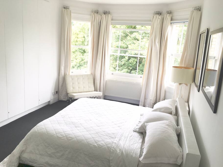 kinsuperking master bedroom with en suit bathroom