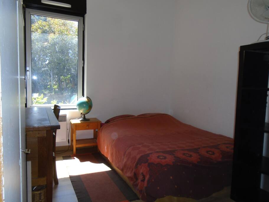 Chambre avec lit confortable