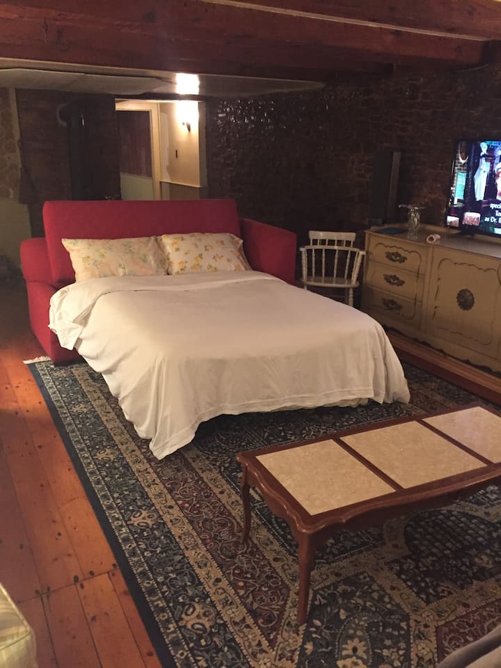 Vytiahnite manželskú posteľ v zábavnej miestnosti. 