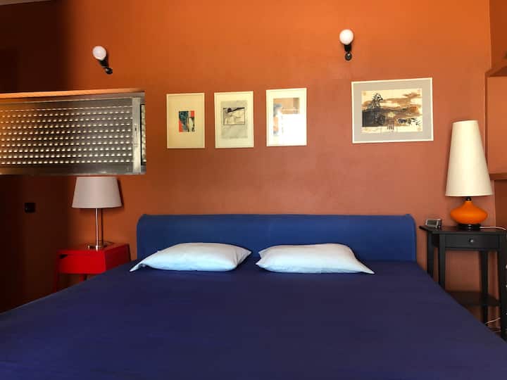 El dormitorio principal con una cama tamaño king y un baño privado.