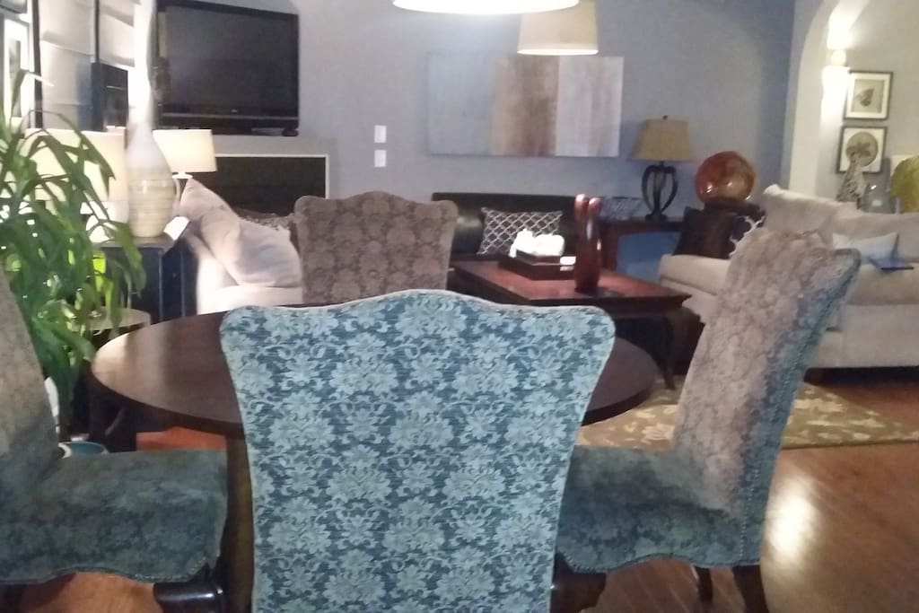 Eat-in Dining (extra chairs in home)