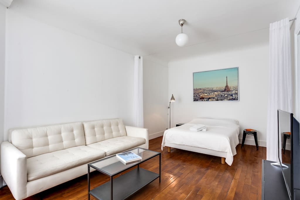 The studio, very modern and decorated in a typical Parisian style