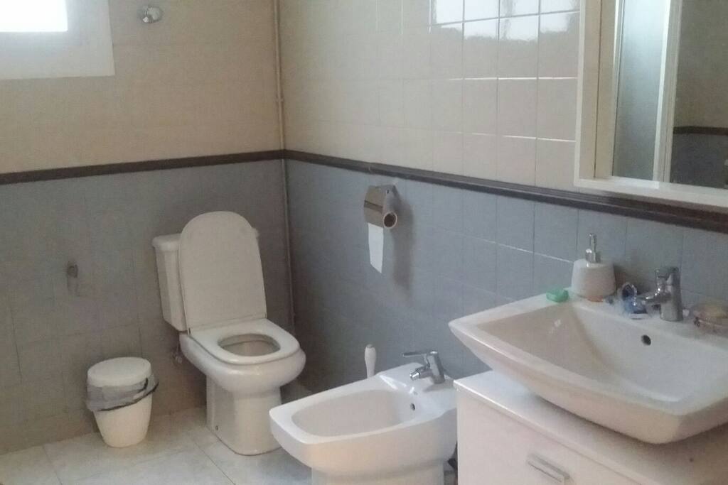 Baño amplio con ducha