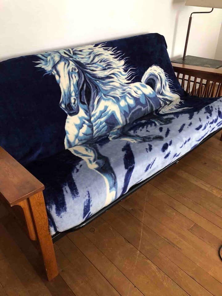 Tento futon sa nachádza v obývacej izbe. Pohodlne sa vyspí 2 osoby 