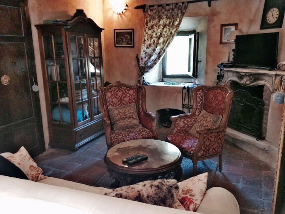 Il salotto nella vostra camera con smart tv, camino, wifi, divano a tre posti e due poltrone