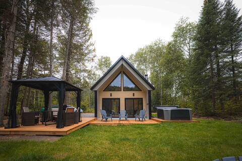 Chalet Le Bébé Falaise, waterfront!