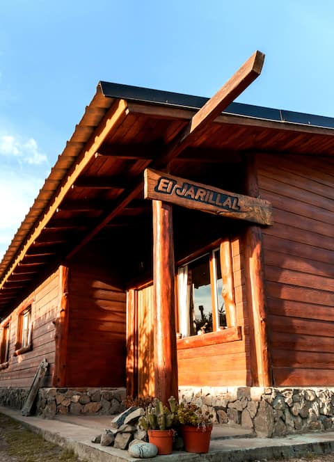 "El Jarillal" Mountain chalet steps away from the lake