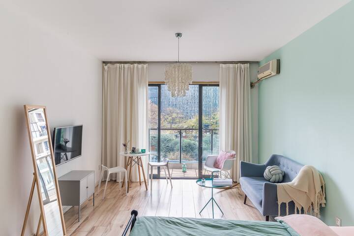 「夏夏家·茉莉」可长租欢迎咨询 下楼就是太古里春熙路 市中心双地铁口的法式美貌清新小屋