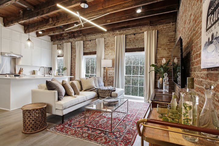Luxury, Historic Renovation | 5 min to FQ gallery image 4