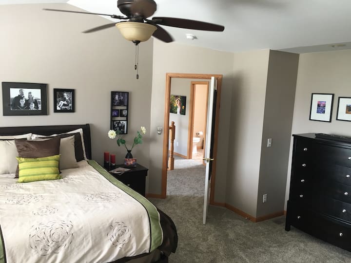 Dormitorio principal: cama tamaño queen