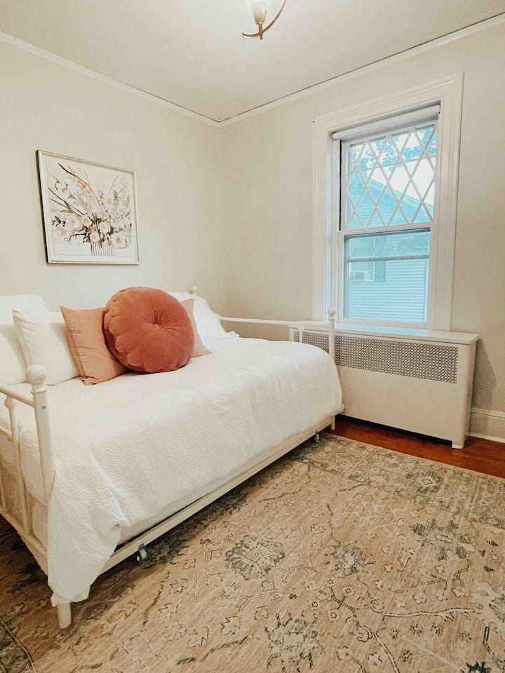 Სრული საწოლი, რომლის ქვეშაც ორადგილიანი საწოლია