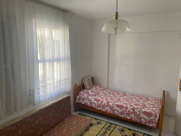 Мала спална соба на среден кат