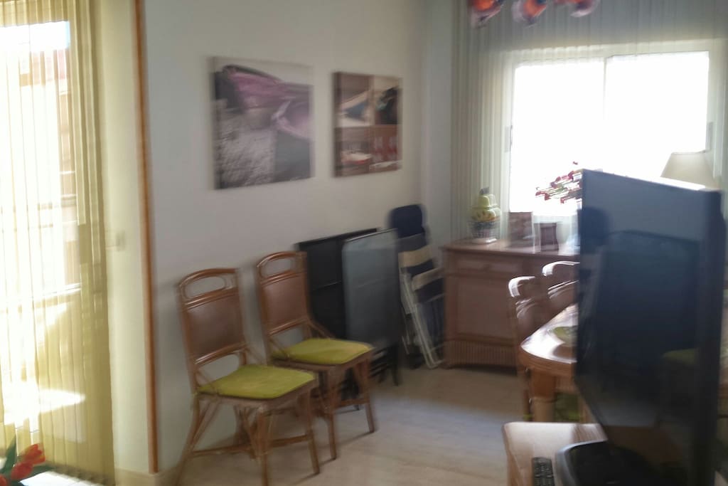 La zona del comedor esta amueblada con una amplia mesa extensible y demas muebles auxiliares. Acogedora y luminosa es la zona donde transcurre la mayor parte de la vida en la casa.Forma parte de la zona de estar y anexa al balcon de la casa .