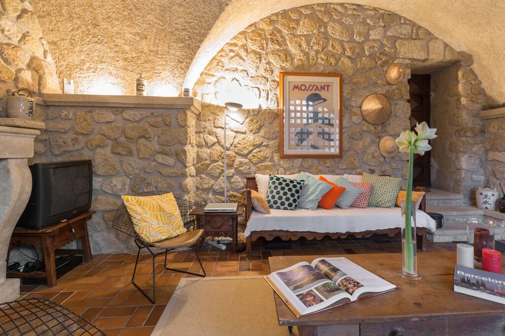 Vaulted ceiling leaving room
