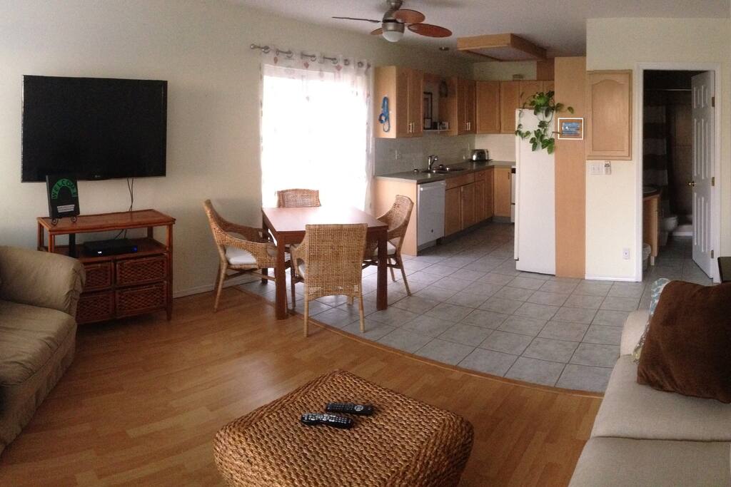 Living/dining area with cable TV