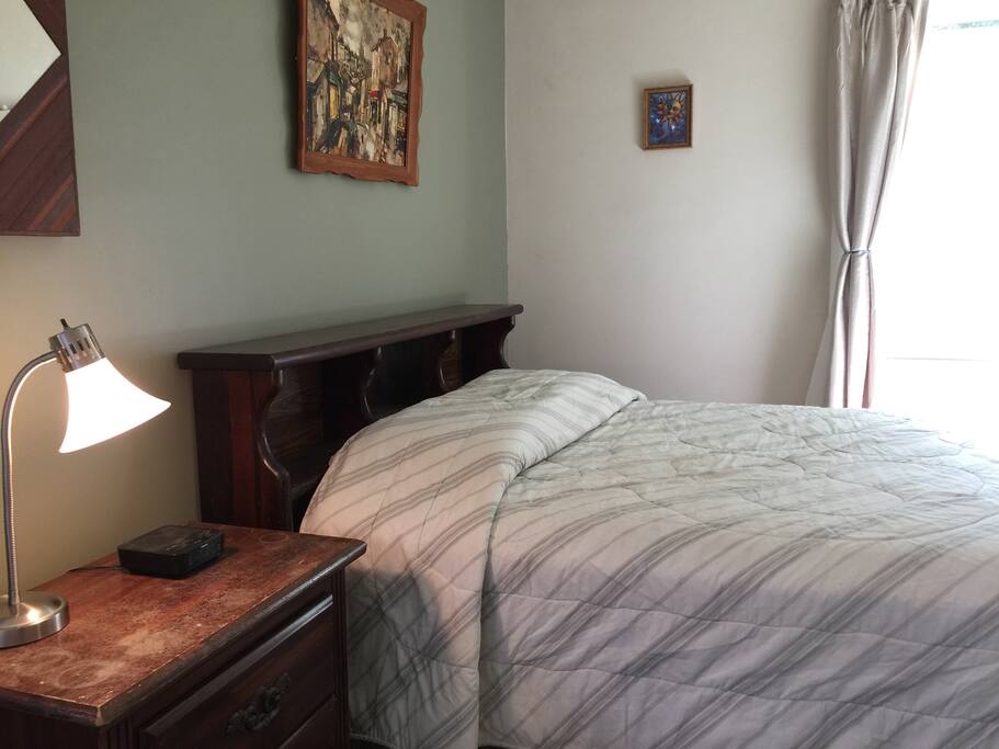 Guest room queen size bed